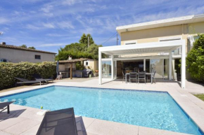 Family house with swimming pool & sea view